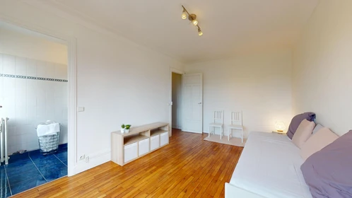 Renting rooms by the month in Paris