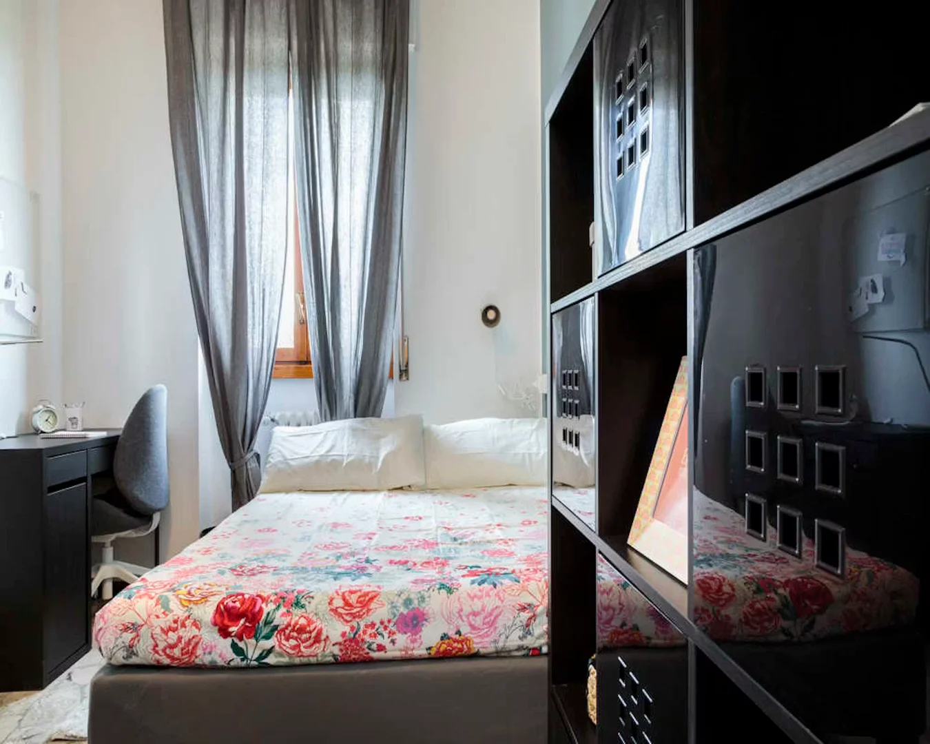 Functional student room perfect for studying in 