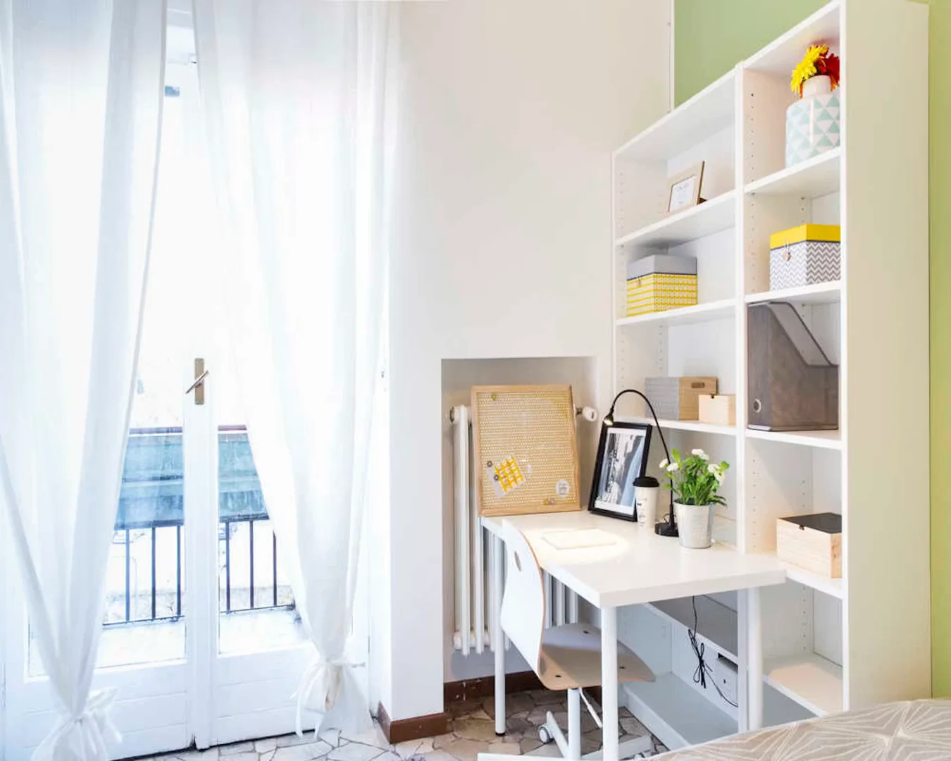 Chambre conviviale pour les étudiants dans avec des équipements modernes