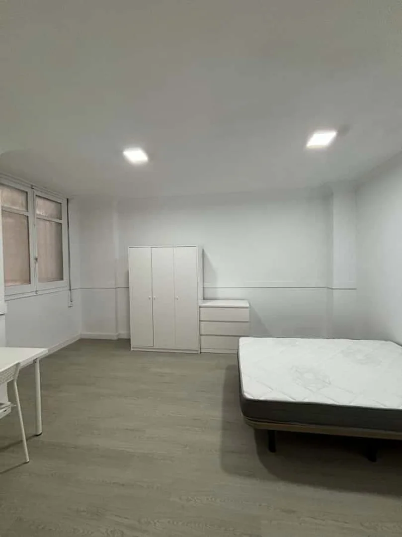 学生公寓房间出租，家具齐全