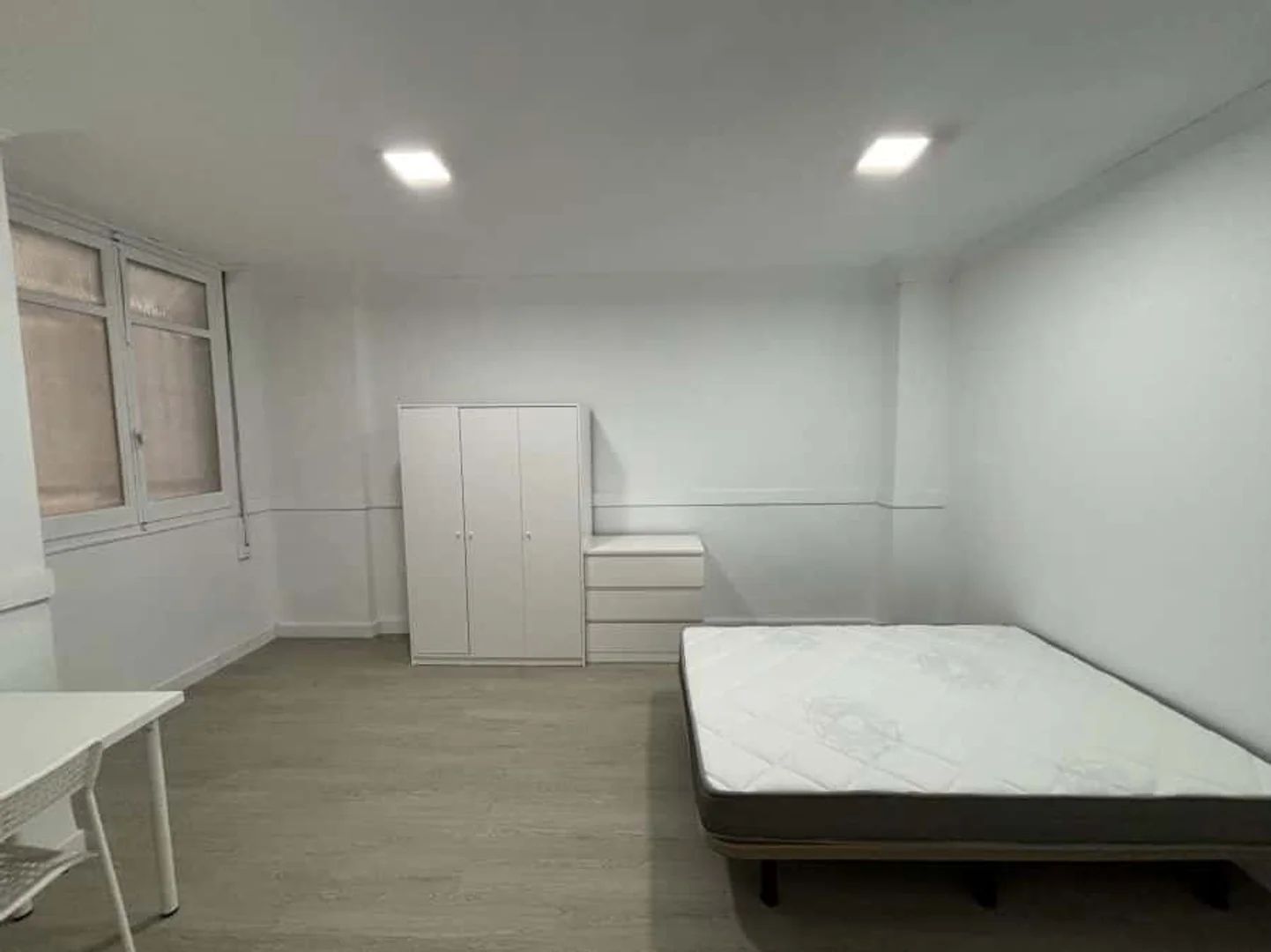 学生公寓房间出租，家具齐全
