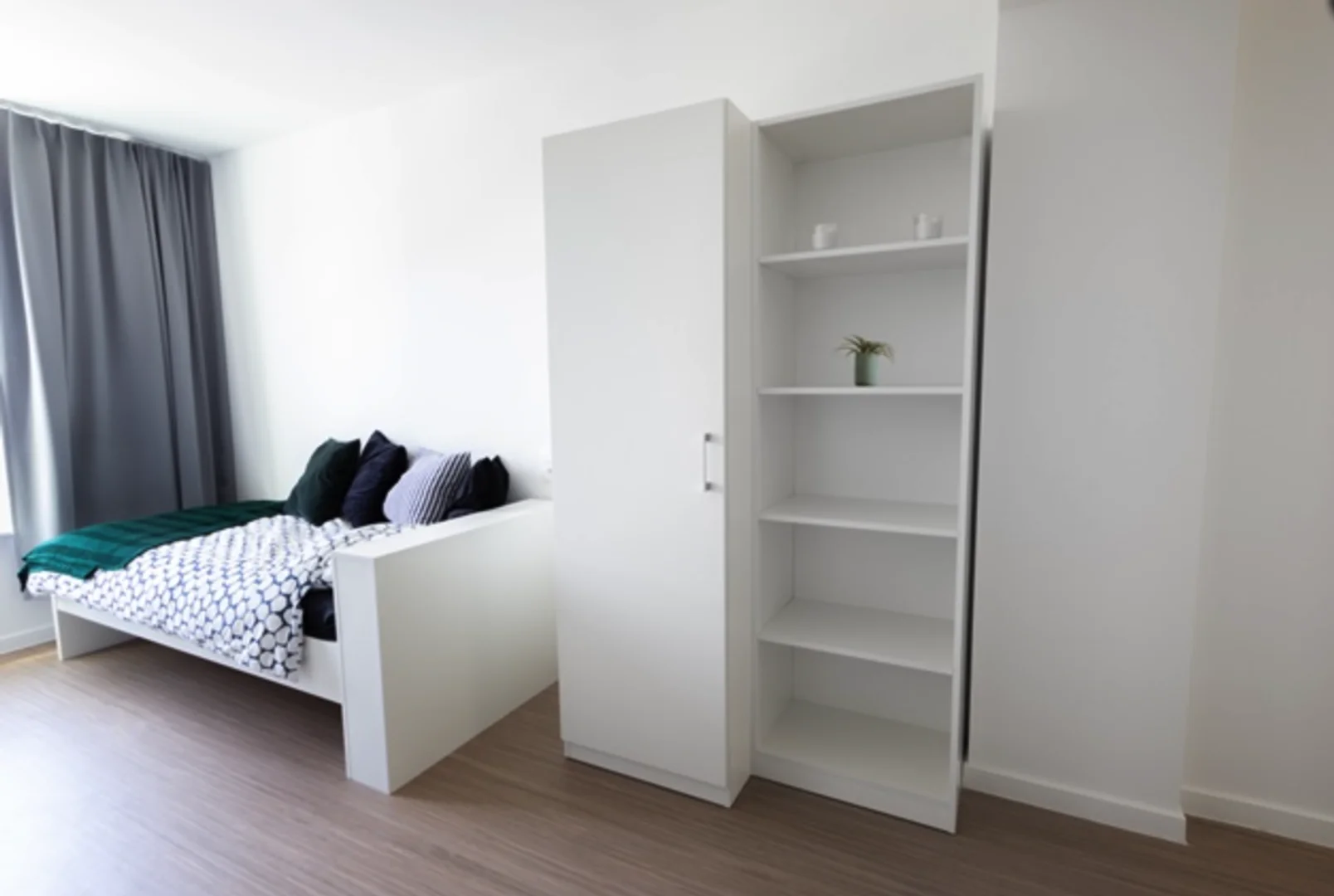 Studentenzimmer in  mit Arbeitsbereich und Gemeinschaftseinrichtungen