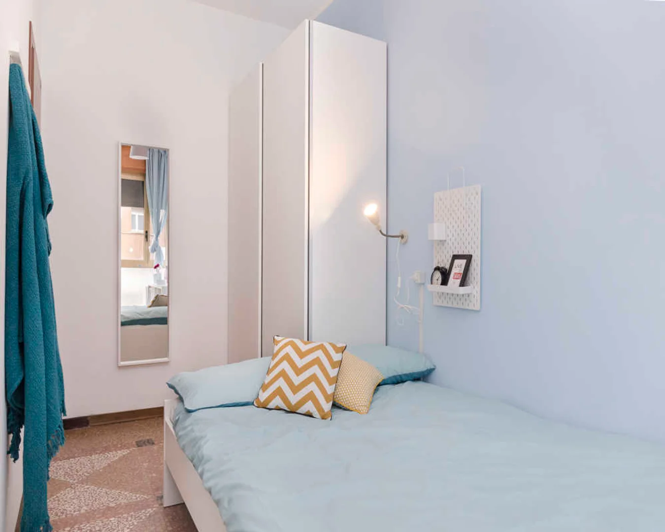 Habitación estudiantil amplia y cómoda en 