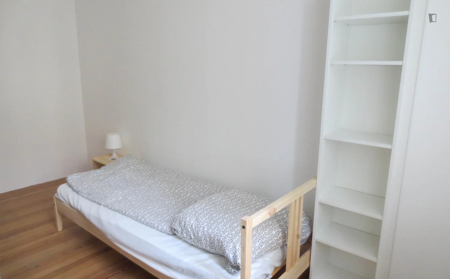 Quarto de estudante económico com localização conveniente em 