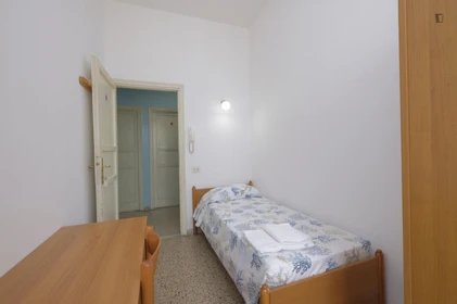 Roma de çift kişilik yataklı kiralık oda