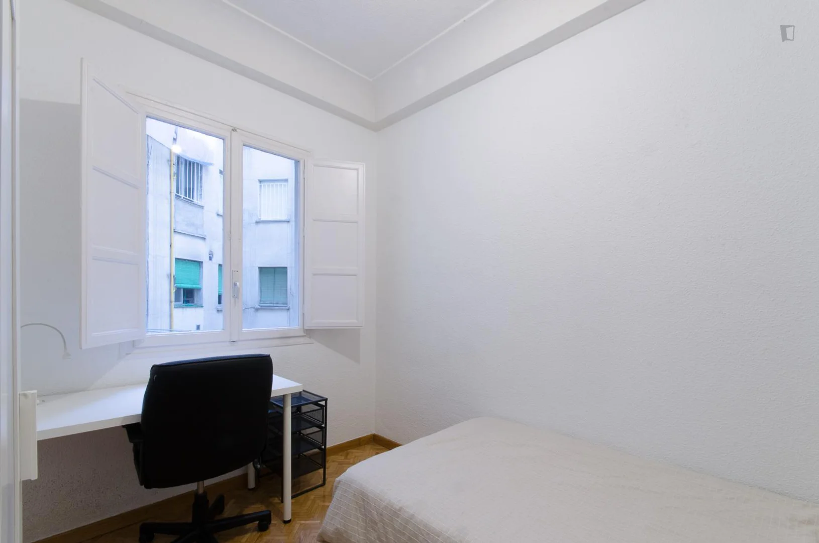 Functional student room perfect for studying in 