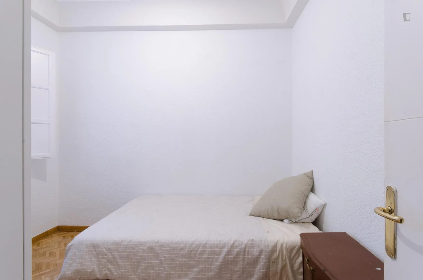 Functional student room perfect for studying in 