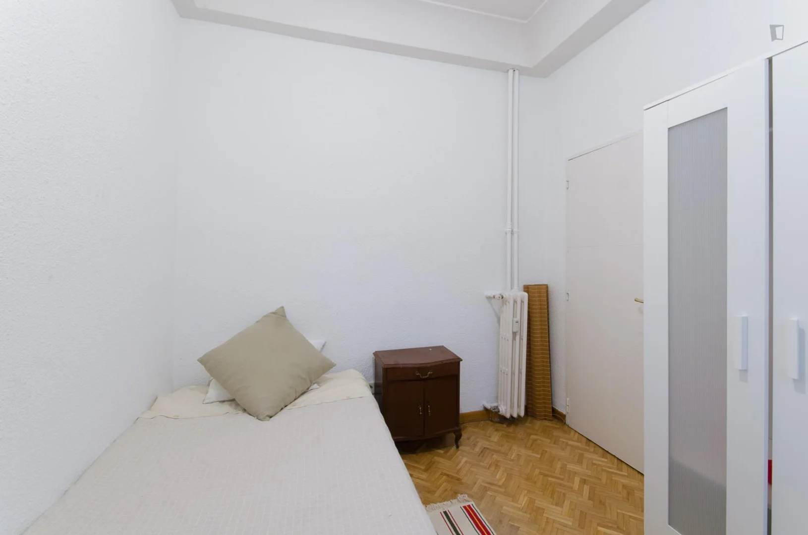 Bright and airy student room with easy university access in 
