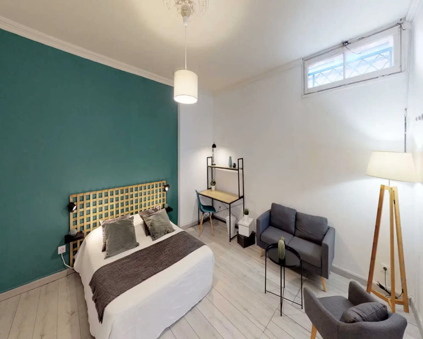 Chambre d'étudiant à  avec espace d'étude et installations communes