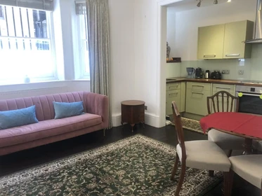 Alojamiento con 3 habitaciones en City-of-westminster