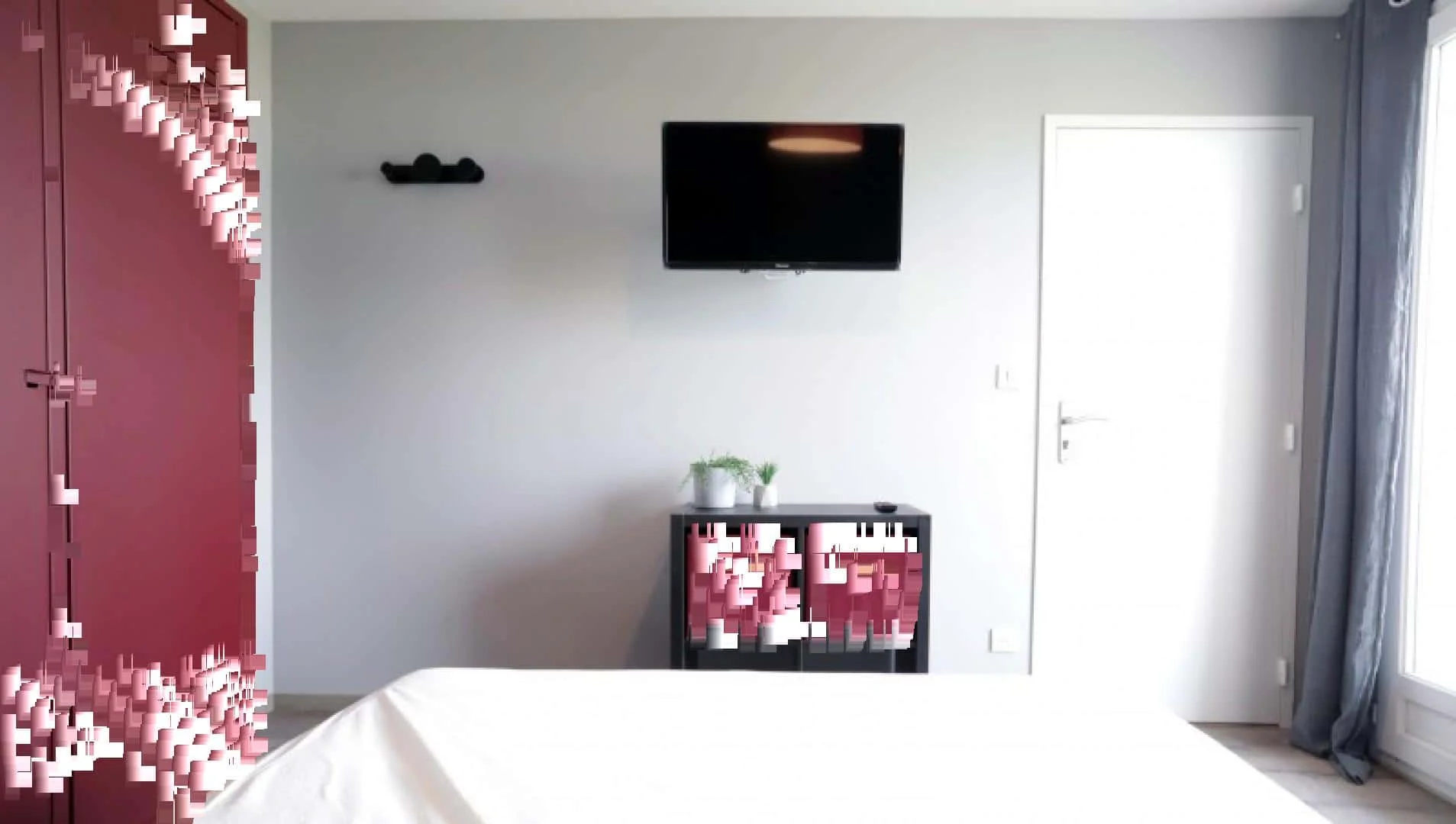 Affordable room for students with ample lighting in 