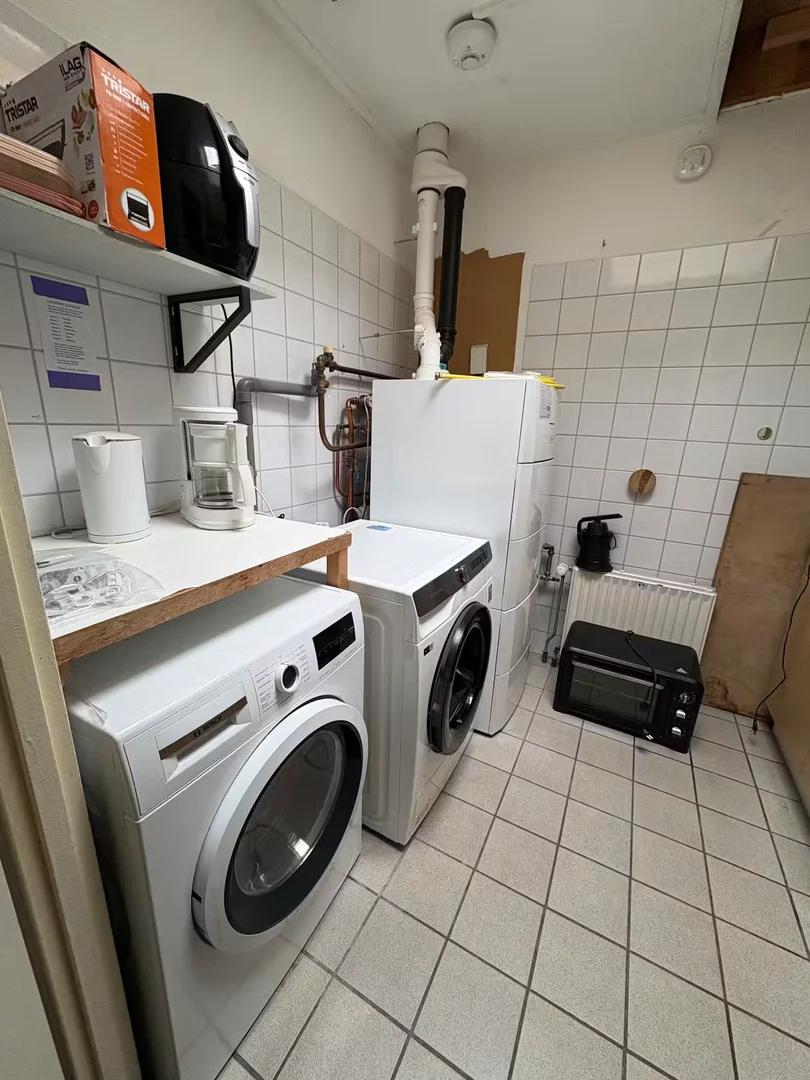 'da öğrenciler için yeterli aydınlatmaya sahip uygun fiyatlı oda