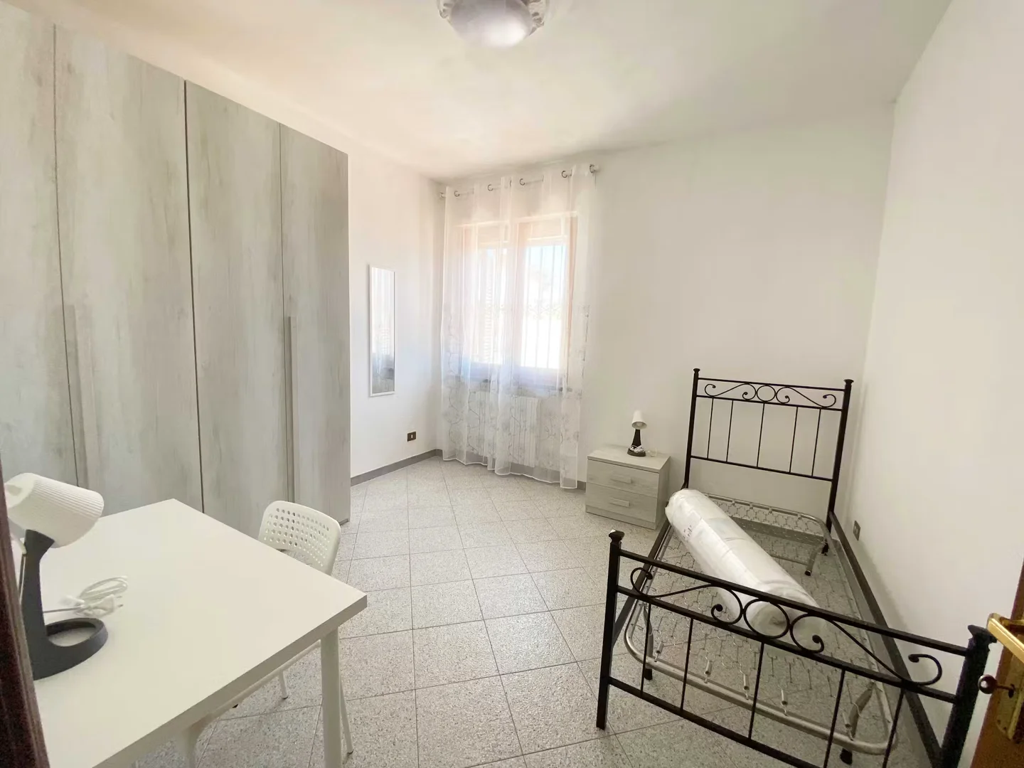 Camera per studenti in  con area studio e servizi in comune