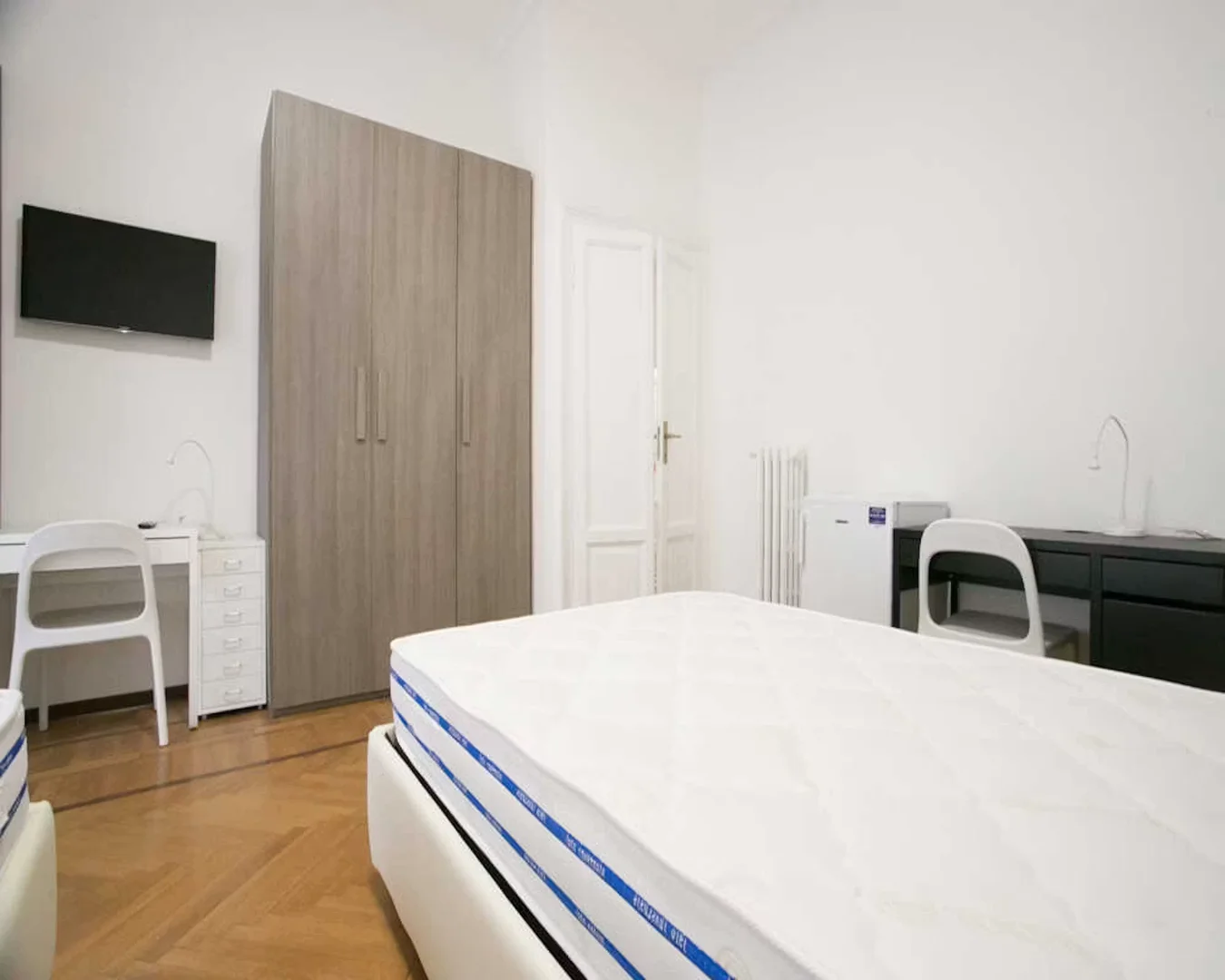 Functional student room perfect for studying in 
