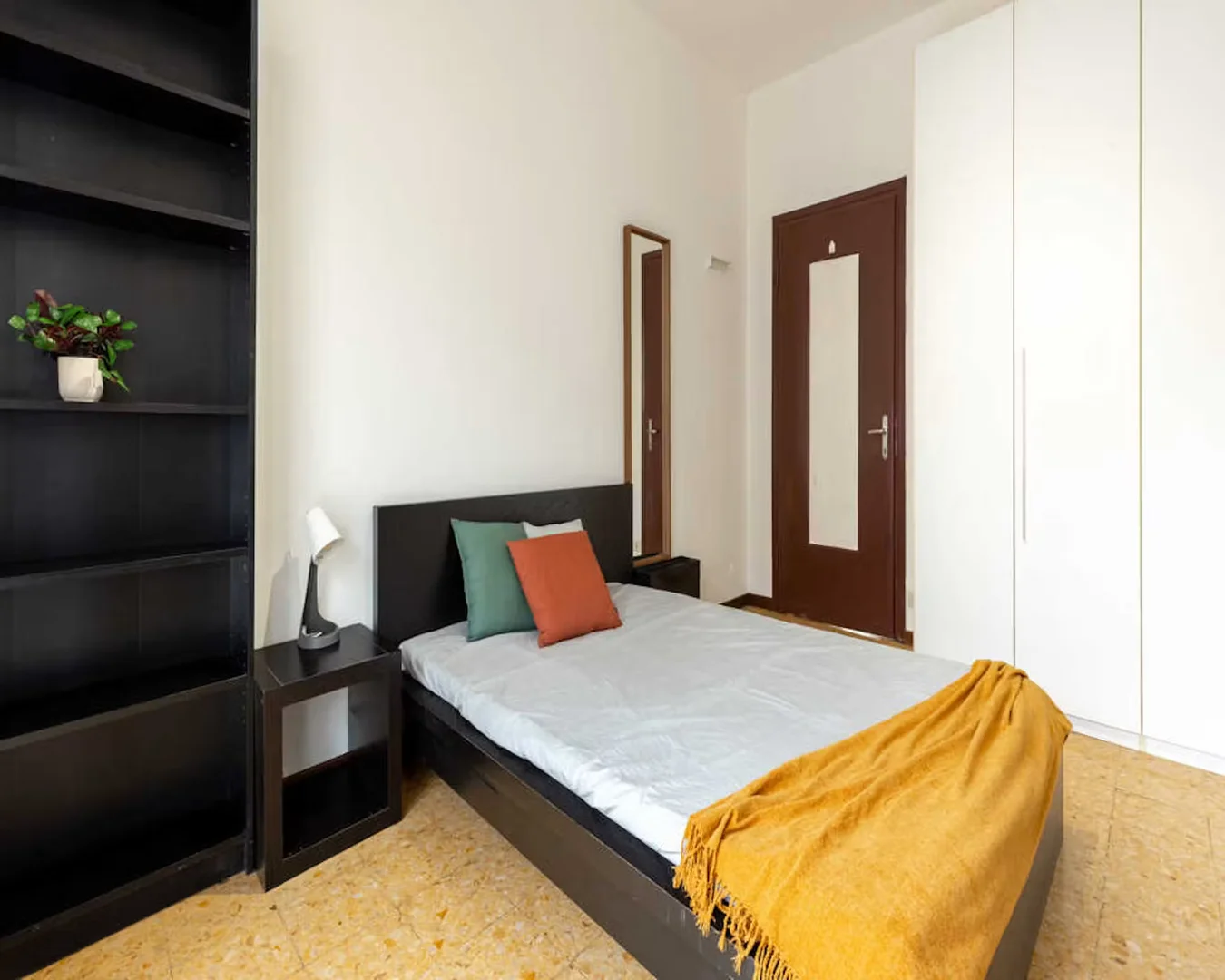 Budget-friendly student room close to campus in 
