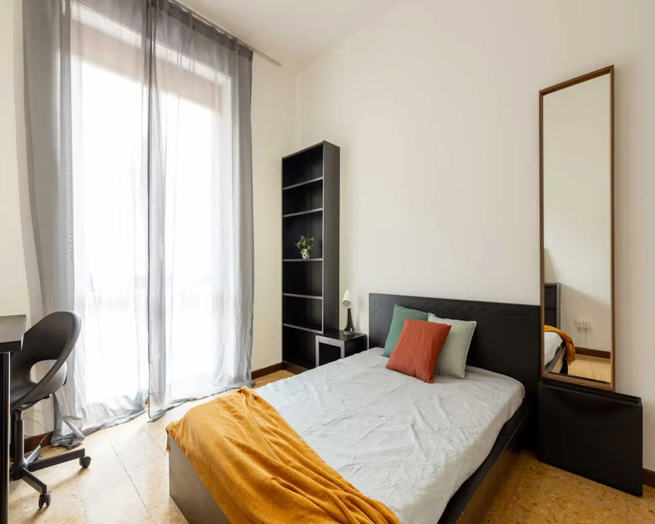 Bright and airy student room with easy university access in 