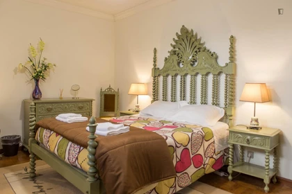 Zimmer mit Doppelbett zu vermieten Porto