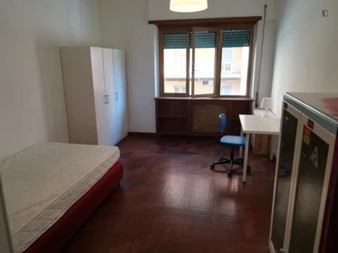 Roma de çift kişilik yataklı kiralık oda
