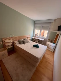 Habitación privada muy luminosa en Girona