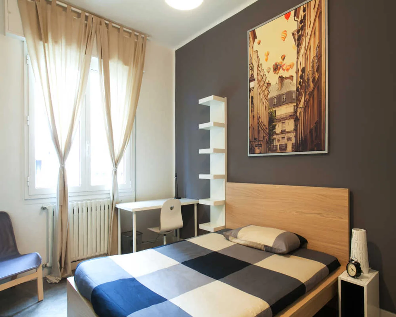 Chambre abordable pour les étudiants avec un bon éclairage dans 