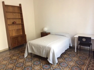 Quarto para alugar com cama de casal em Firenze