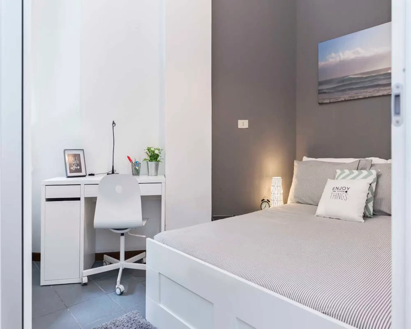 Quarto de estudante económico com localização conveniente em 