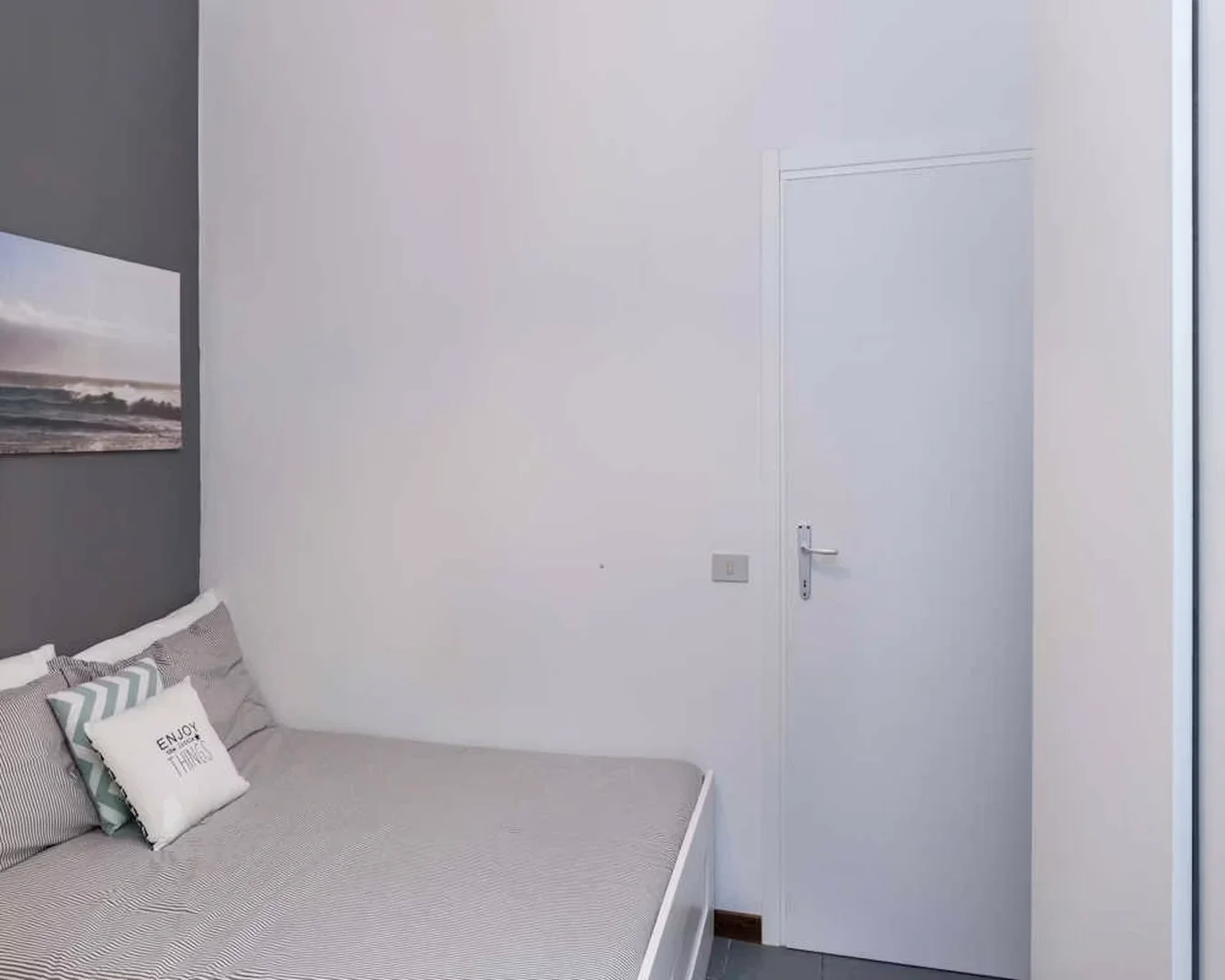Quarto de estudante confortável e espaçoso em 