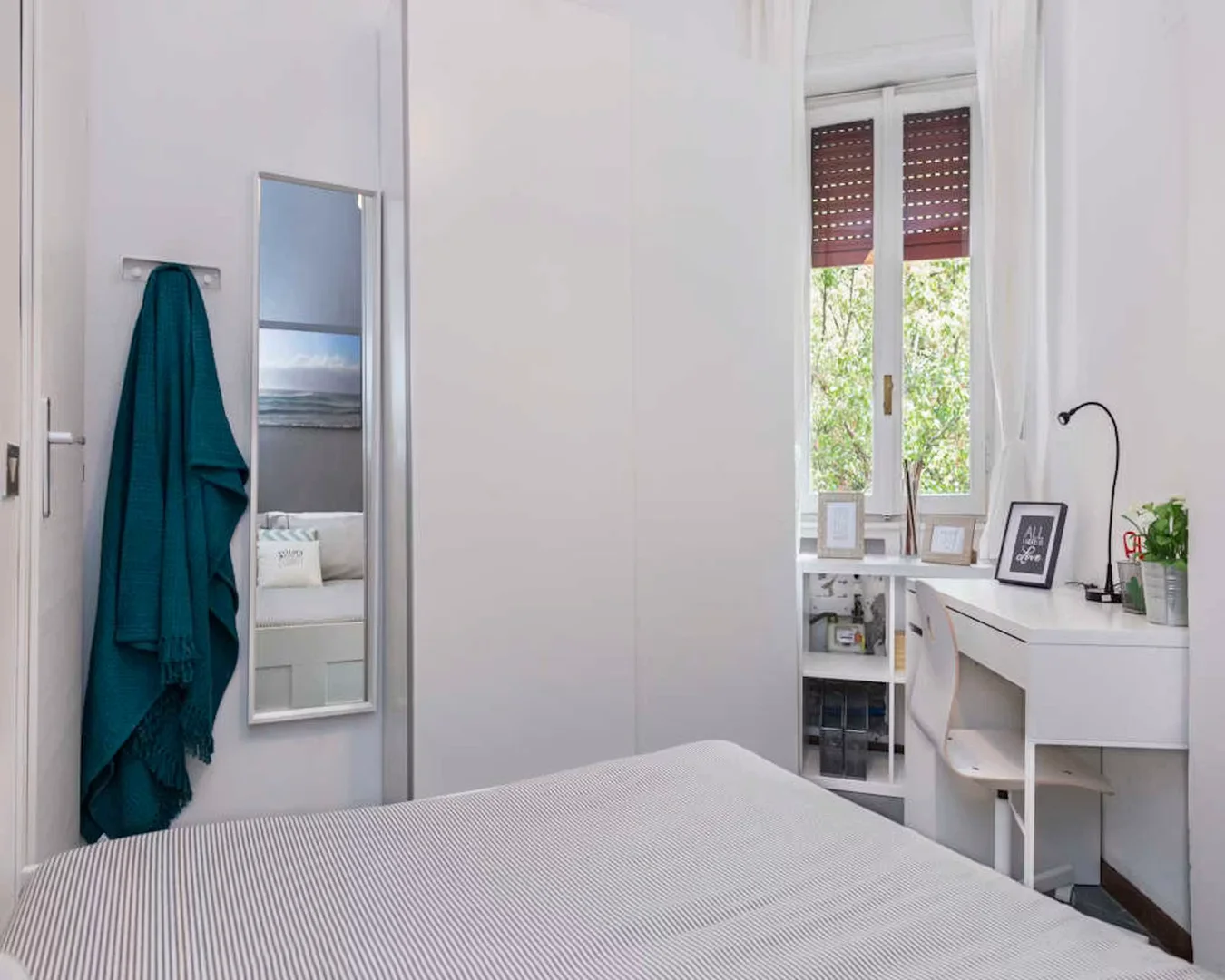 Quarto de estudante confortável e espaçoso em 