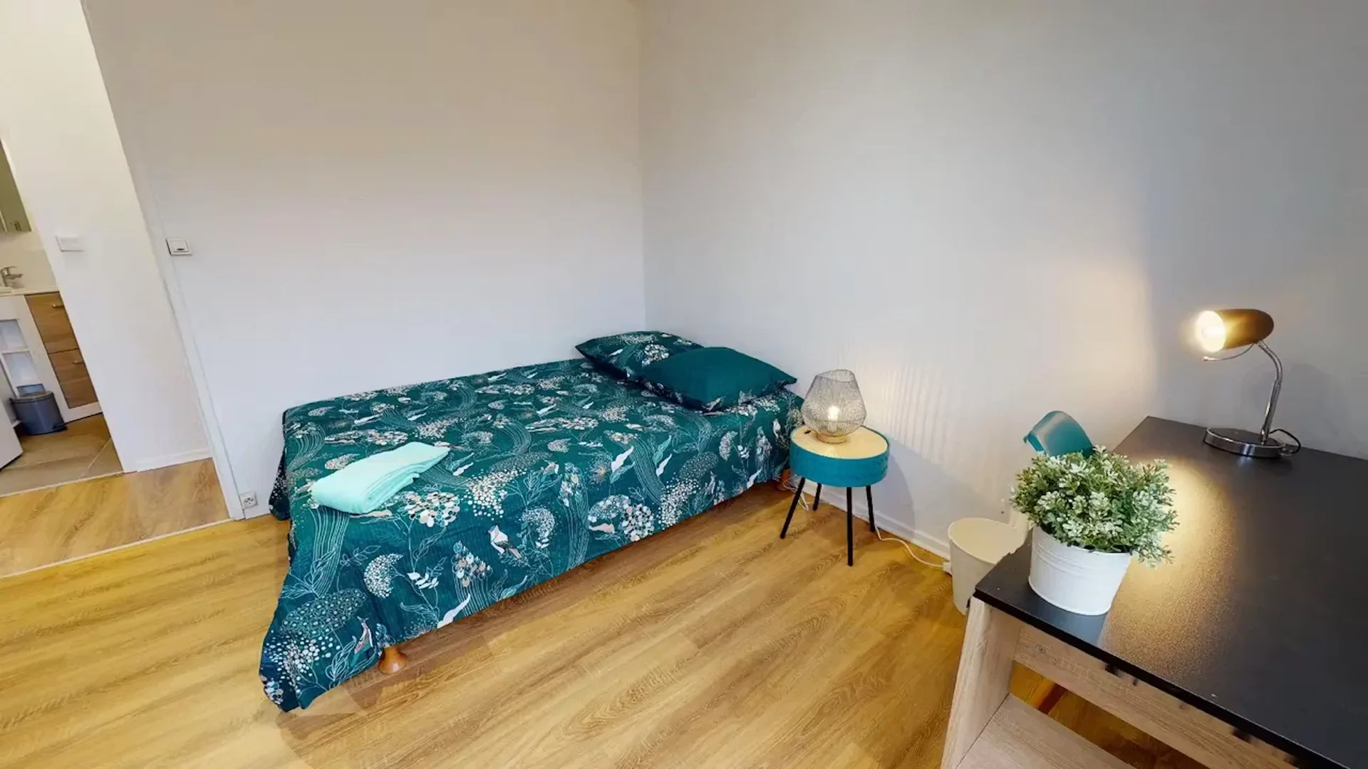 Student-friendly room in  with modern amenities