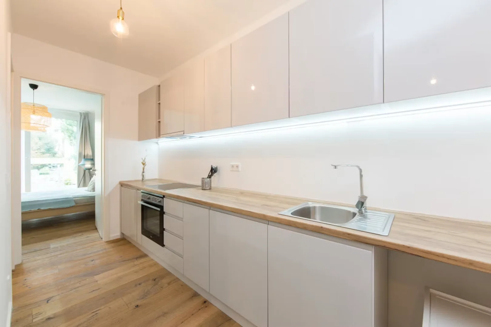 'de öğrenci dairesinde, tamamen mobilyalı kiralık oda