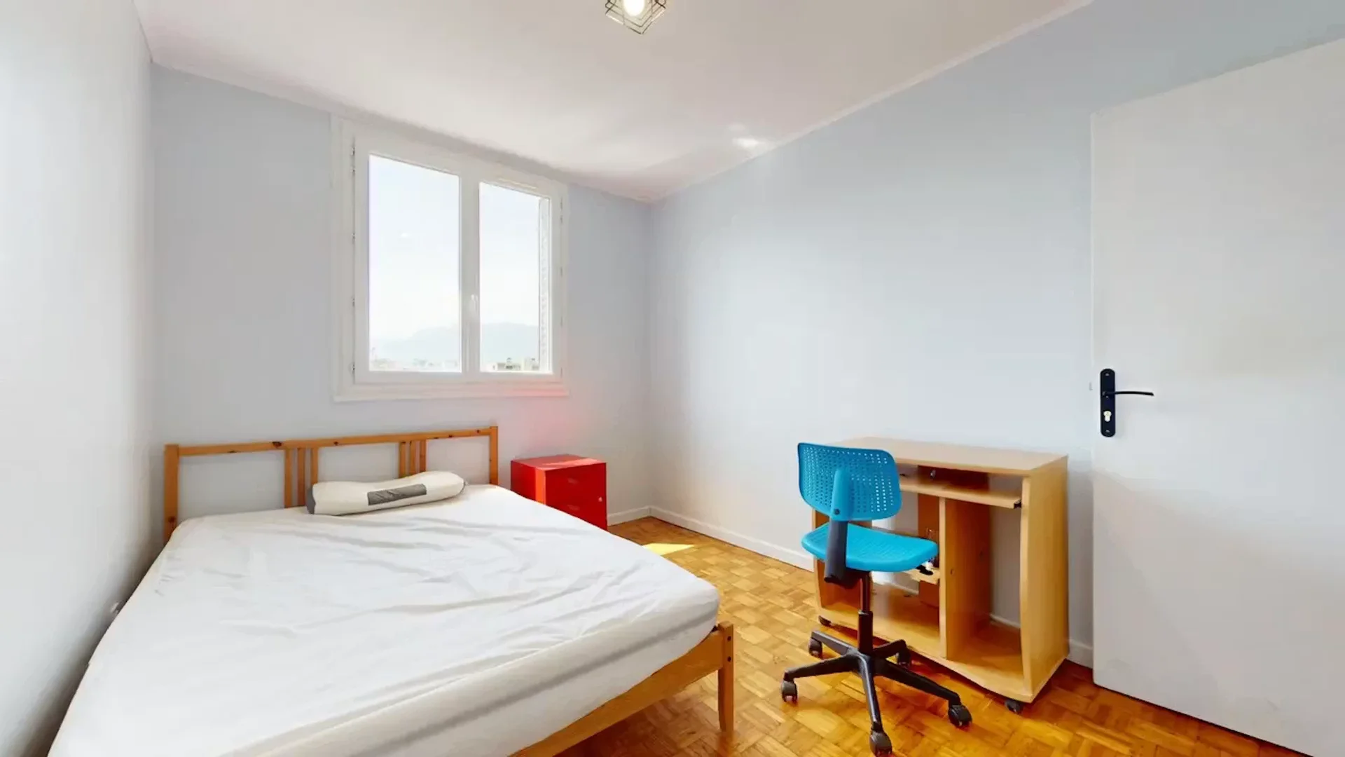 Funktionelles Studentenzimmer perfekt zum Studieren in 