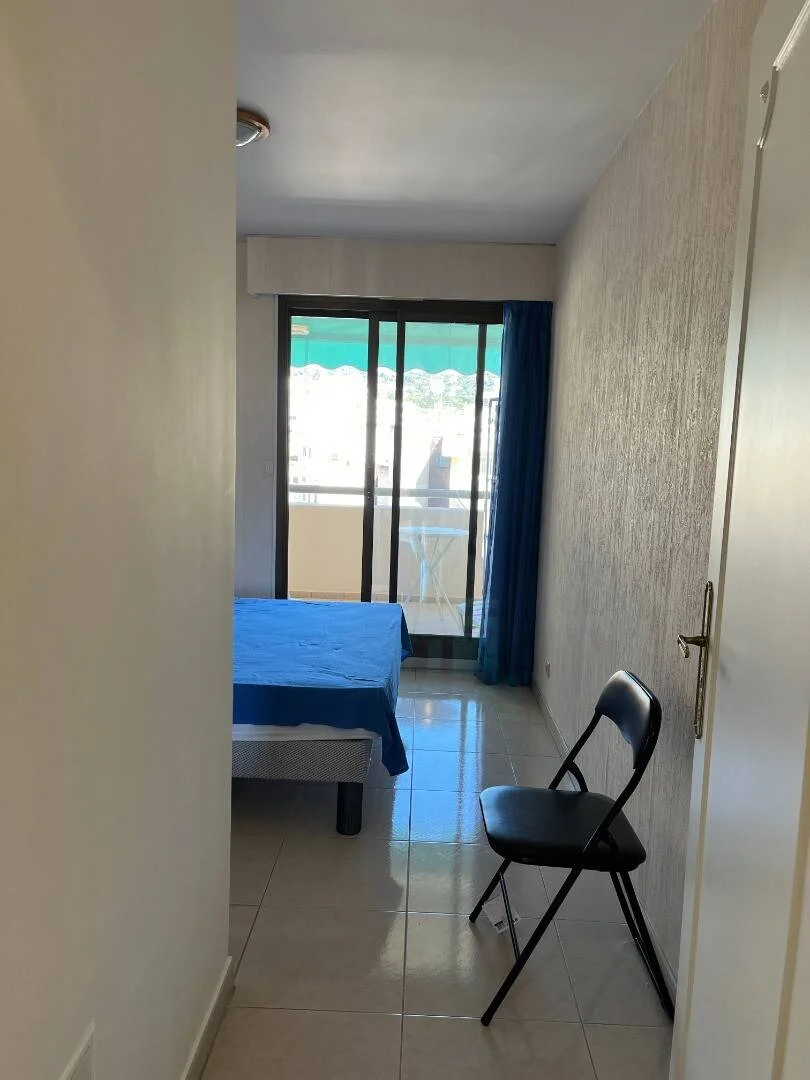 Affordable room for students with ample lighting in 
