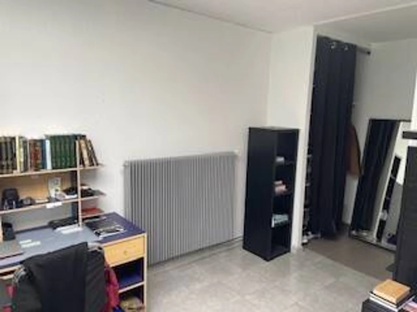 Quarto de estudante económico com localização conveniente em 