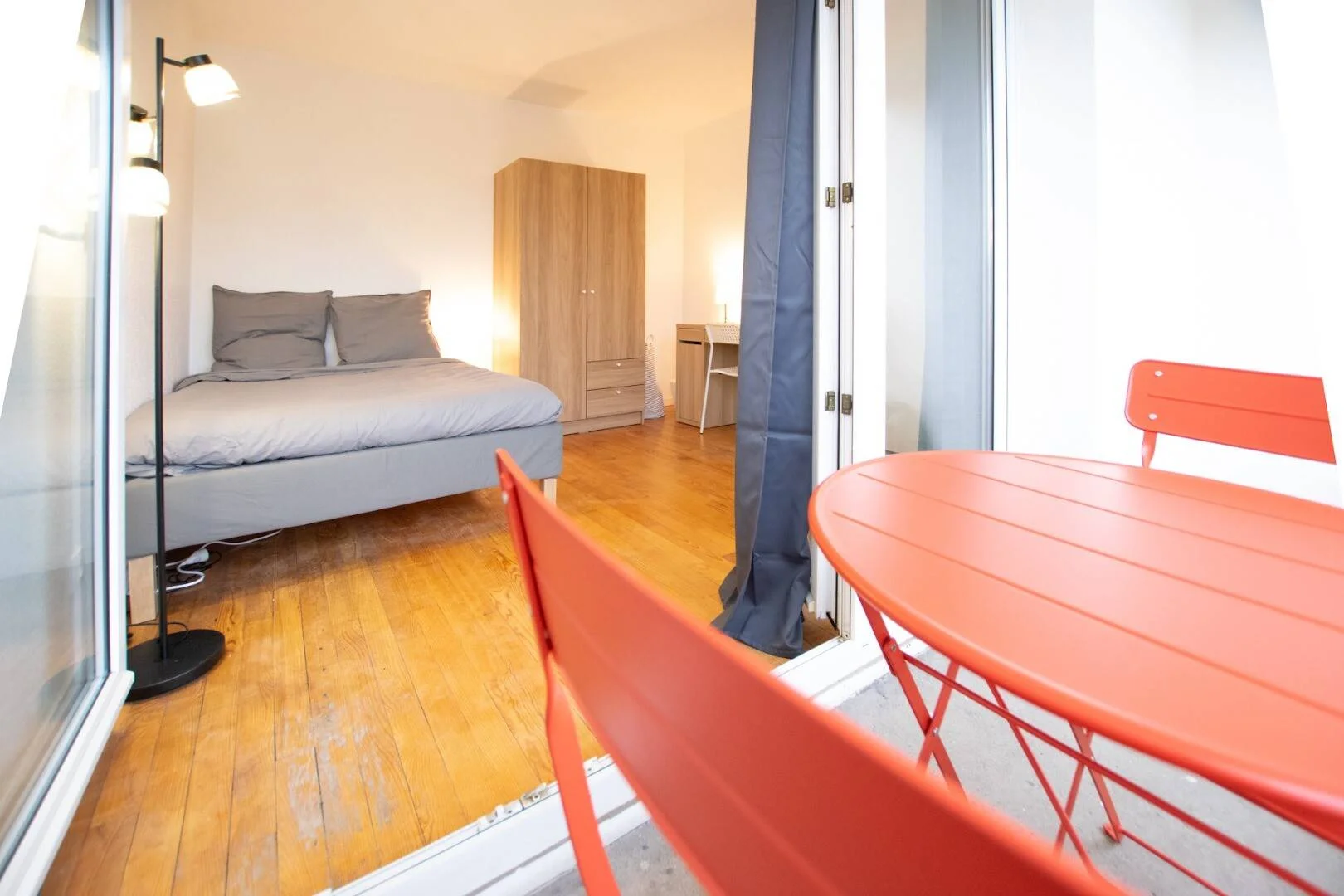 Studentenzimmer in  mit Arbeitsbereich und Gemeinschaftseinrichtungen