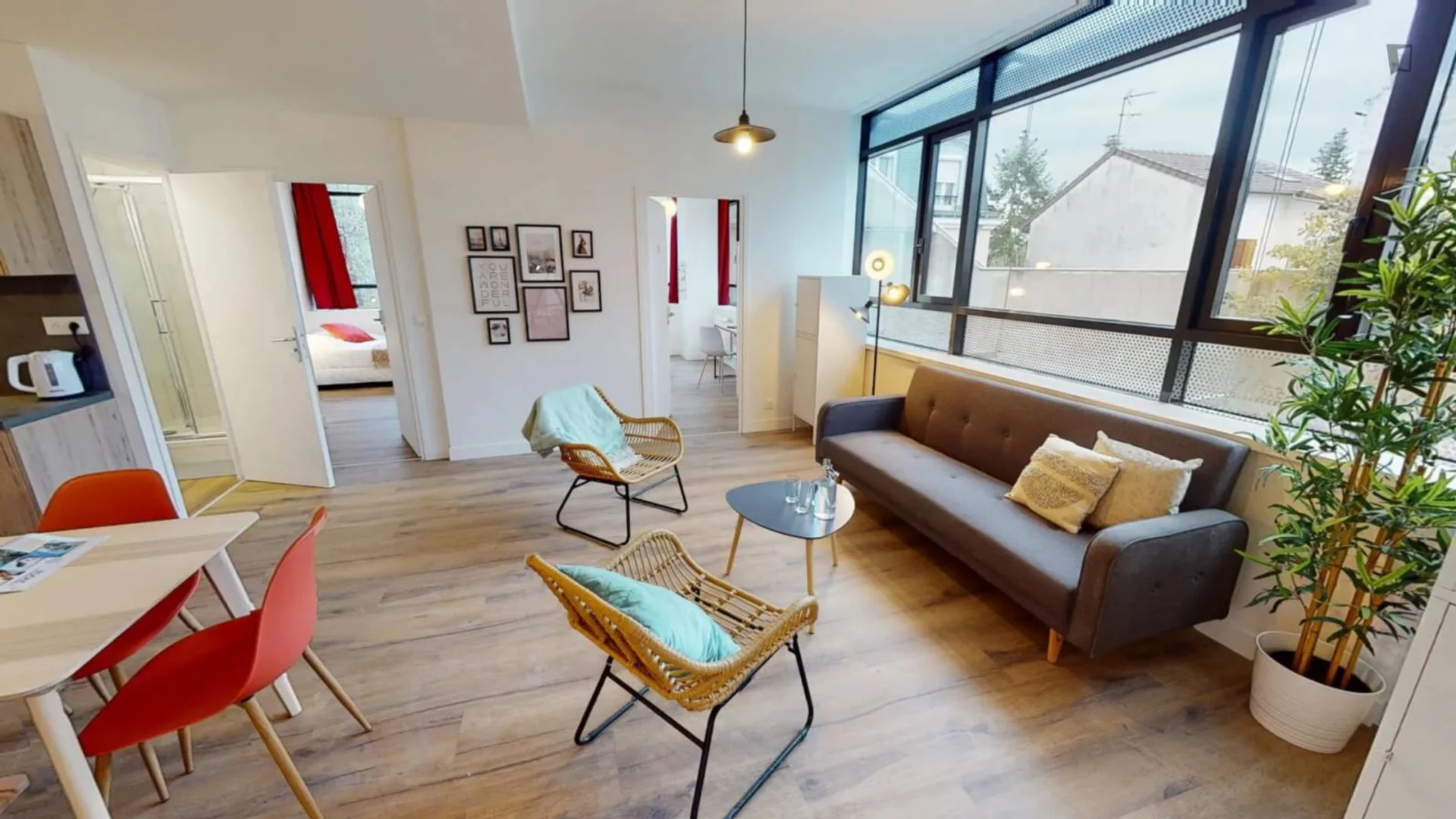 Habitación estudiantil funcional perfecta para estudiar en 