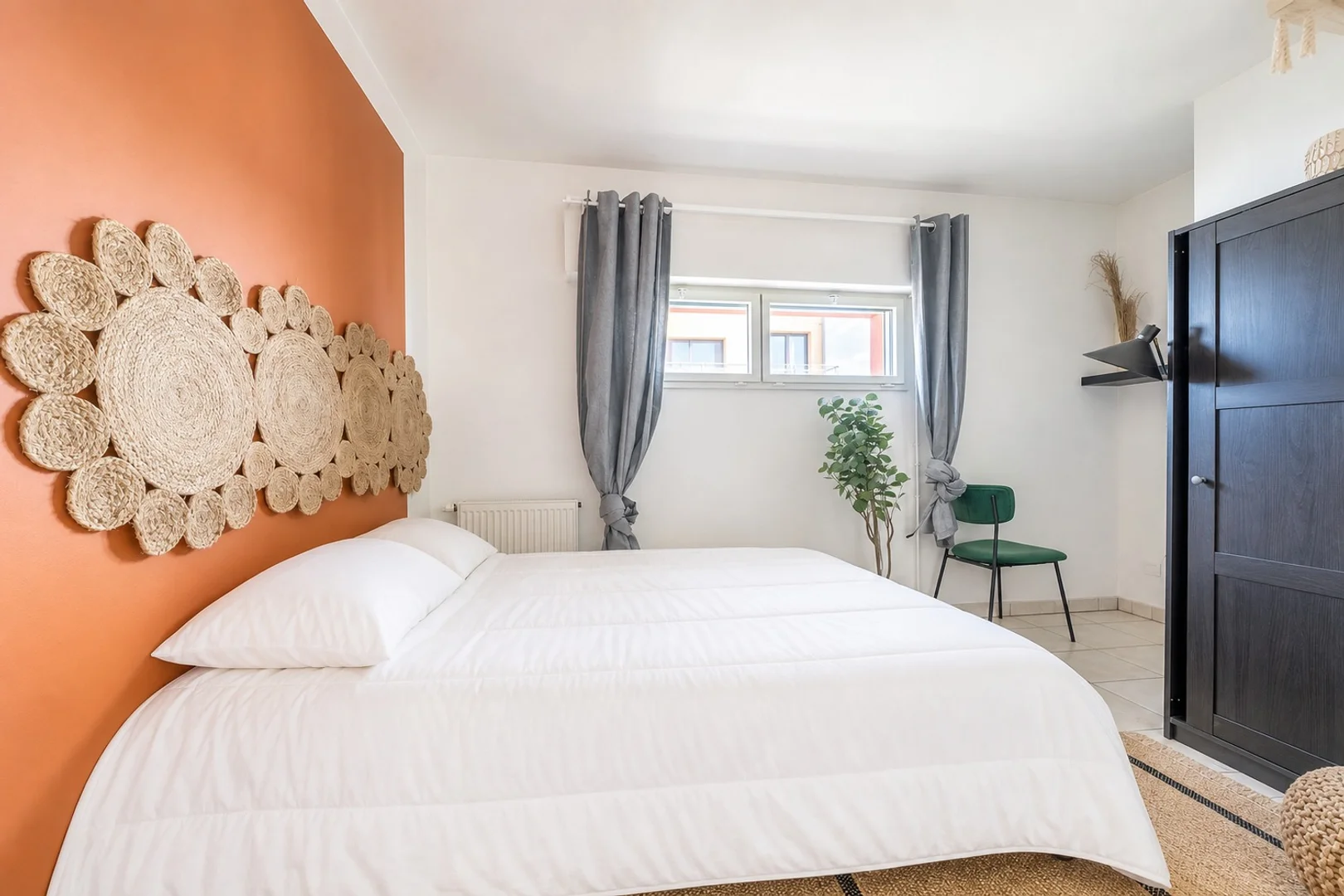 Habitación estudiantil luminosa y aireada con fácil acceso a la universidad en 