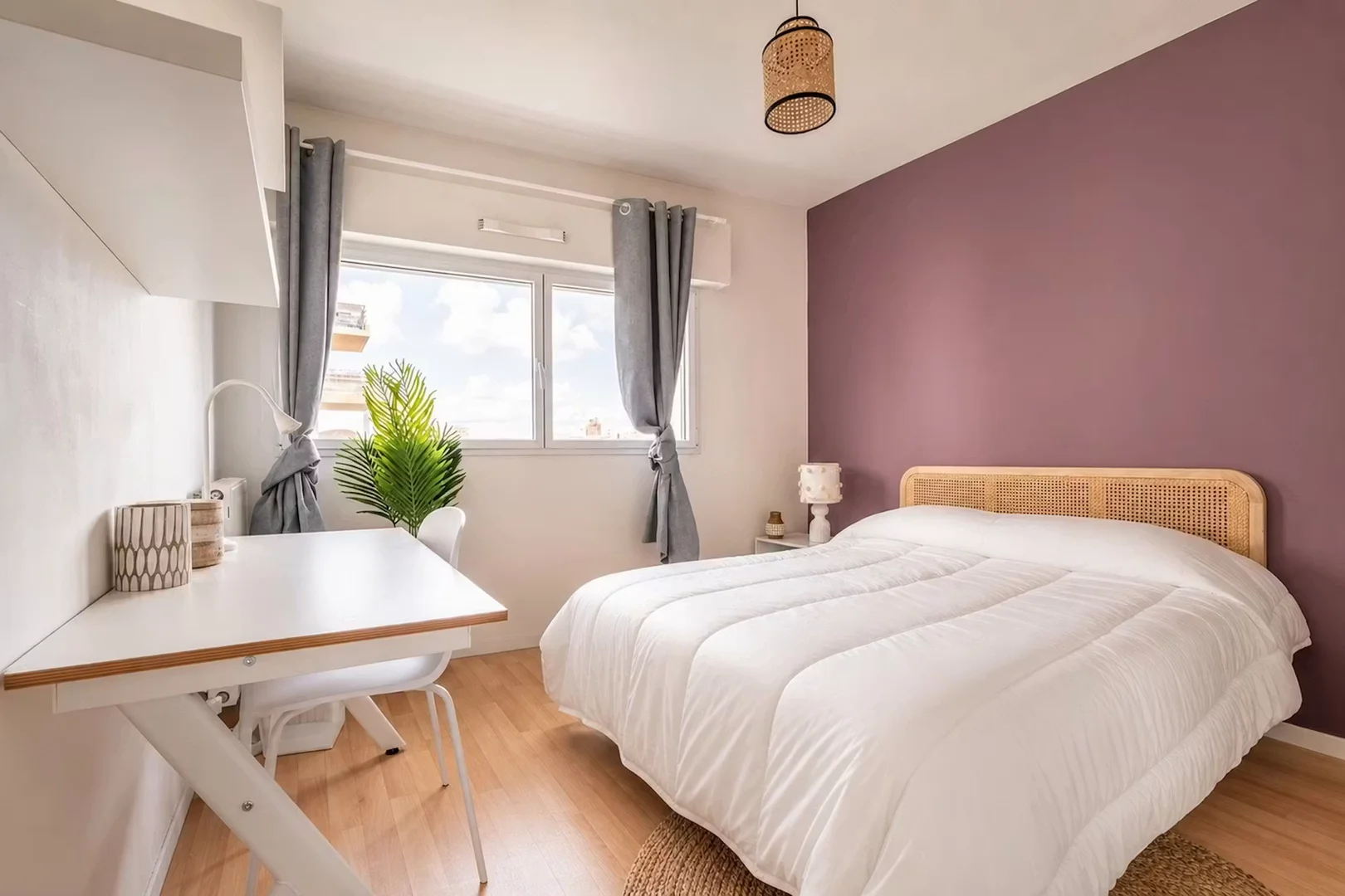 Chambre abordable pour les étudiants avec un bon éclairage dans