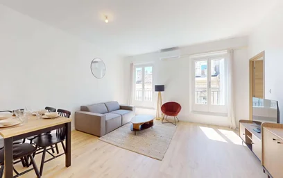 Bright private room in {area}