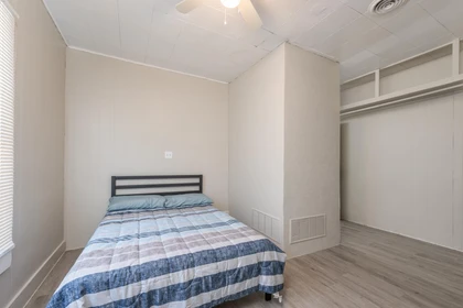 Room for rent in a shared flat in Fort-worth