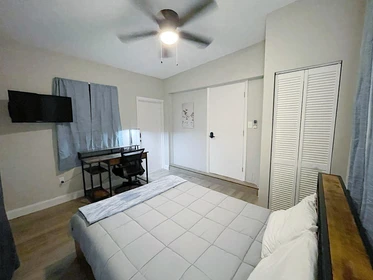 Quarto para alugar com cama de casal em Alafaya