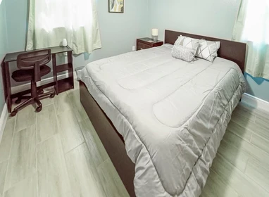 Quarto para alugar com cama de casal em Orlando