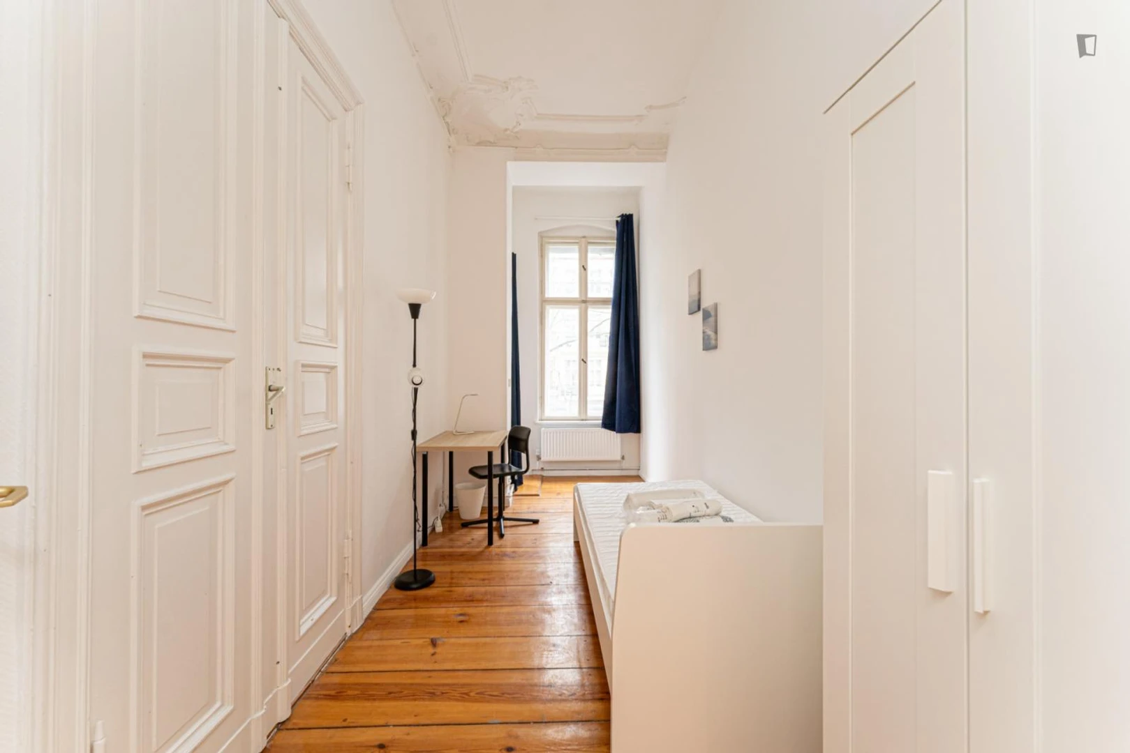 Quarto acessível para estudantes com iluminação ampla em 