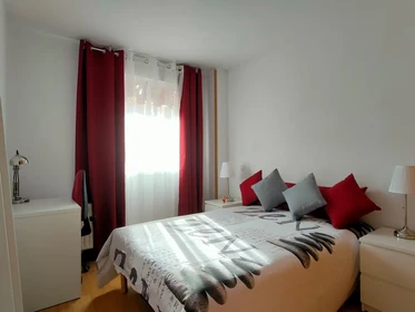 Habitación privada muy luminosa en Alcala-de-henares