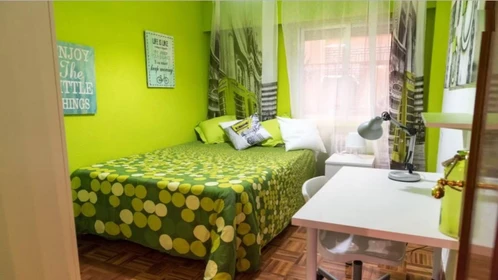 Quarto para alugar com cama de casal em Alcala-de-henares