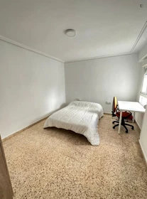 Quarto para alugar com cama de casal em Burjassot