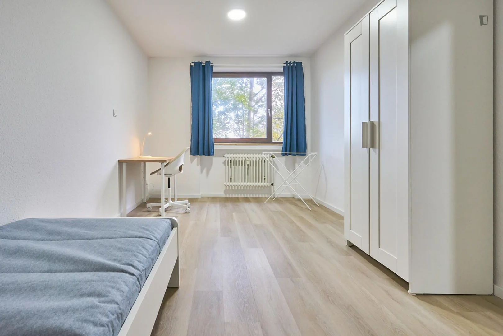 Habitación estudiantil amplia y cómoda en
