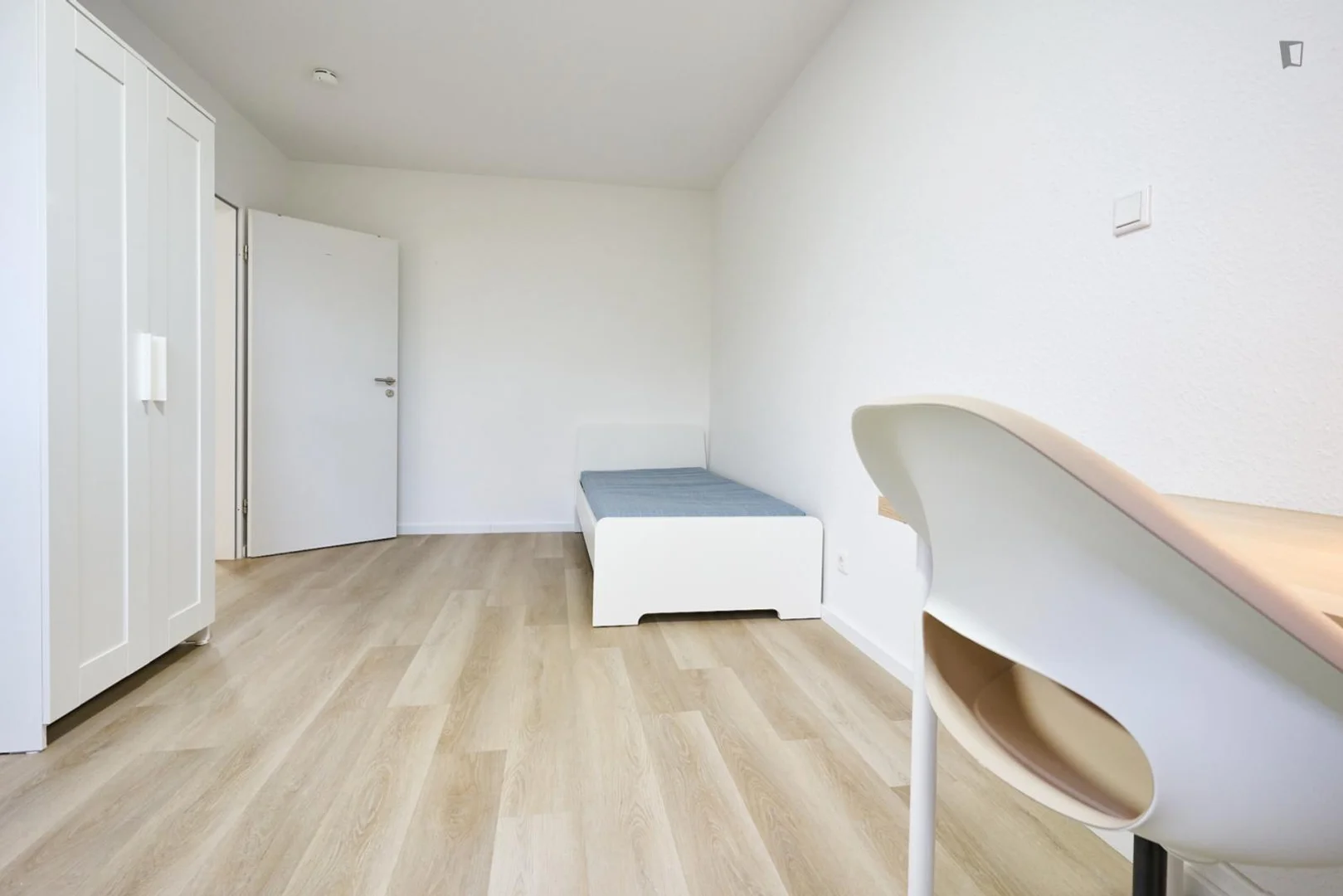 Habitación estudiantil amplia y cómoda en