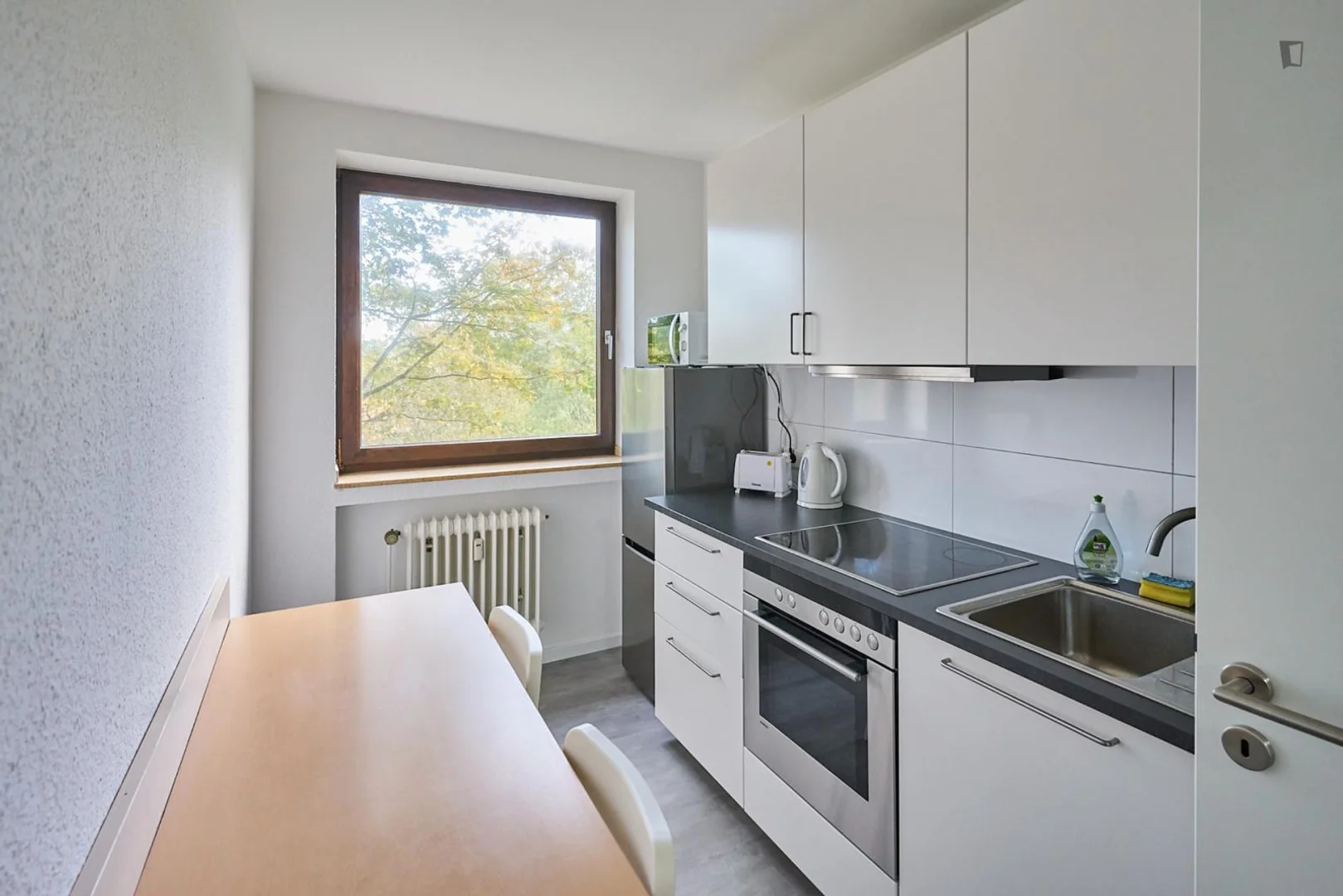 Habitación estudiantil funcional perfecta para estudiar en