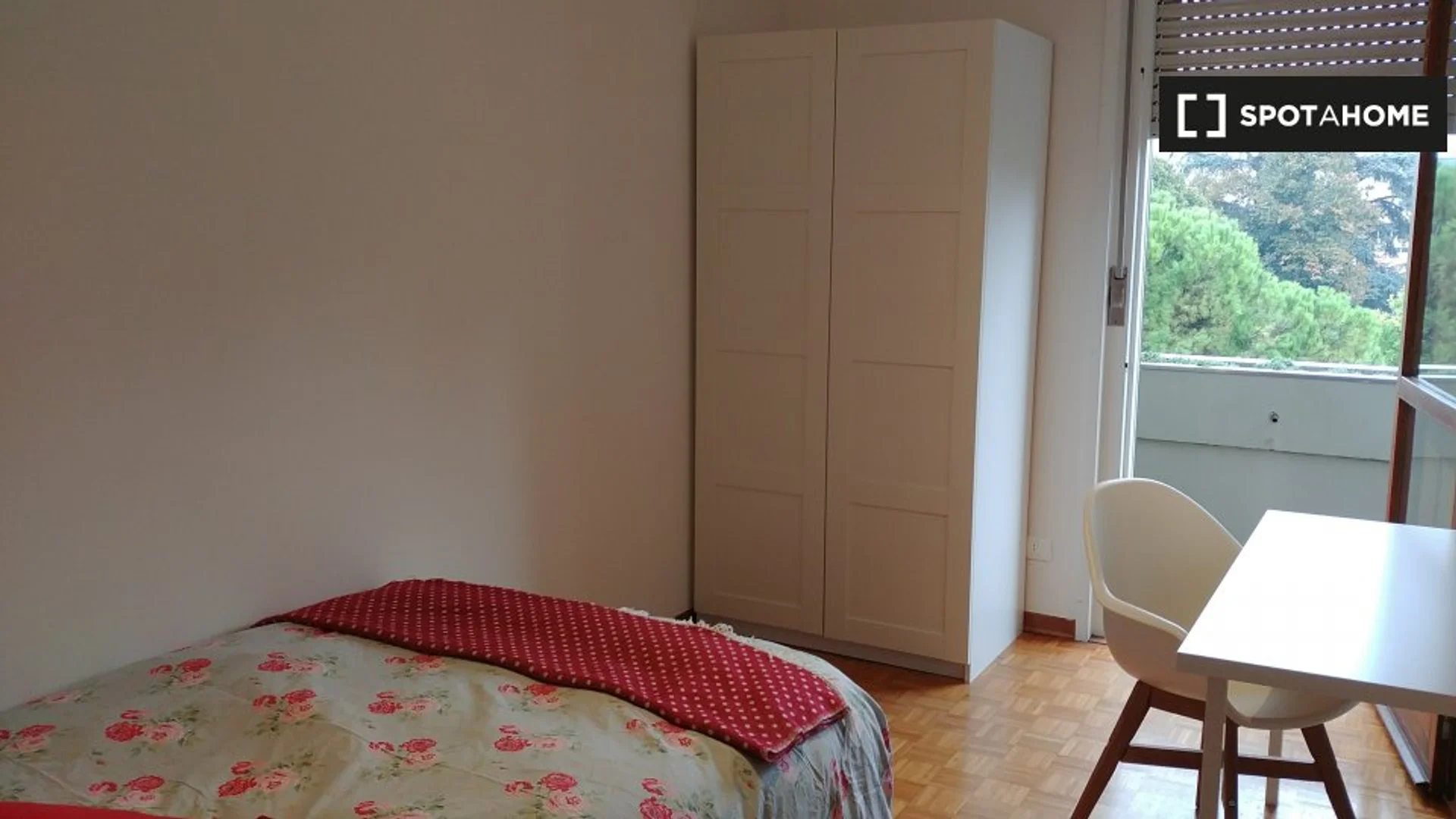 Stanza per studenti luminosa e ariosa con facile accesso all'università a