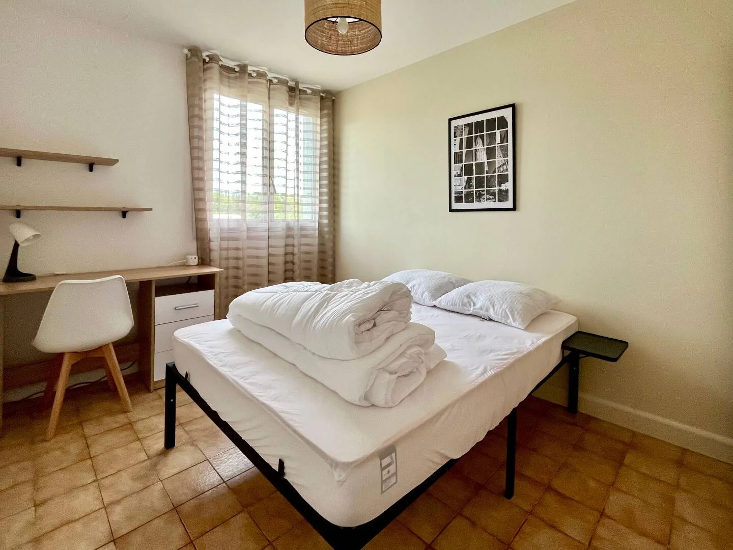 Chambre d'étudiant à  avec espace d'étude et installations communes